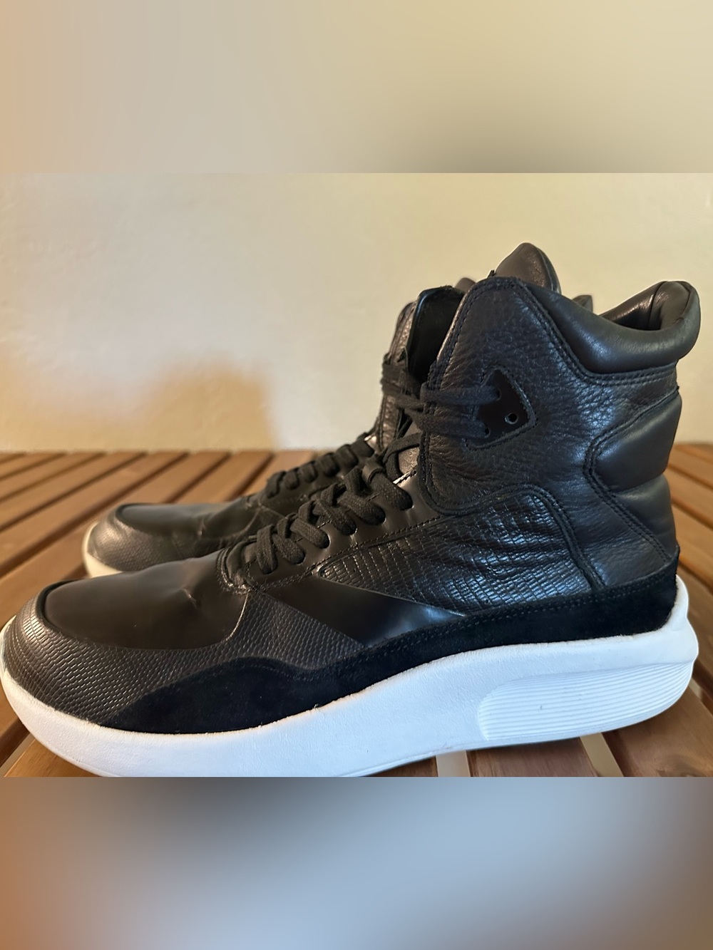 ARTICLE N˚＿＿＿＿＿
High-Cut Sneakers Size 10.5